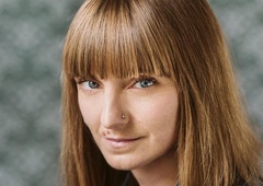 Piše, kot misli in misli, kot govori: "Čeprav sem odraščala na Gorenjskem, sem doma na Primorskem"