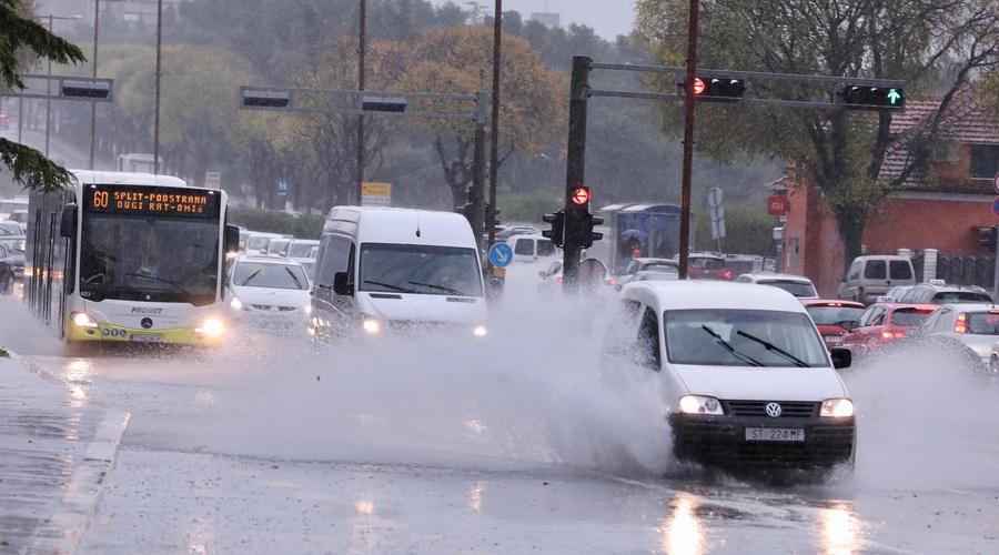 FOTO: Dalmacija je zaradi obilnih padavin pod vodo (foto: Ivo Cagalj/Pixsell/Bobo)