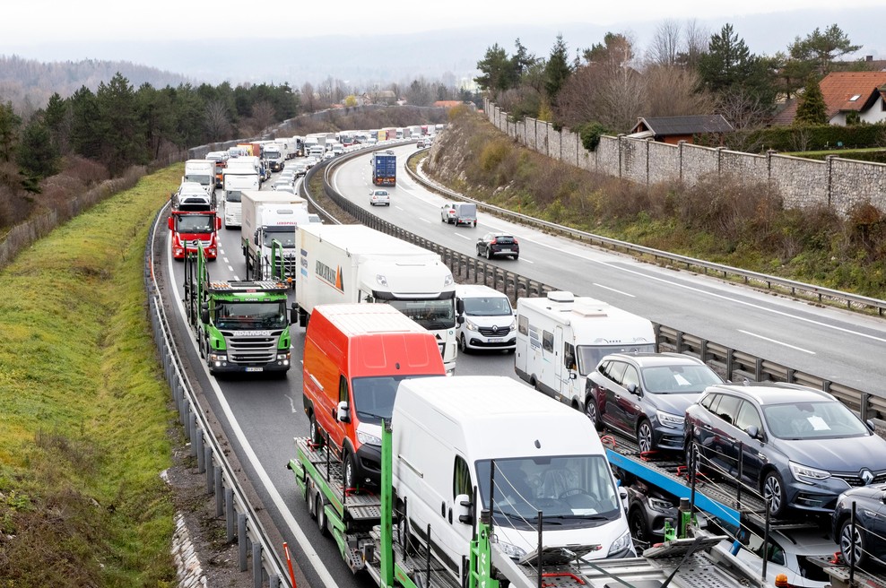 Pozor: ceste so še posebej preobremenjene (foto: Valter Leban/Bobo)