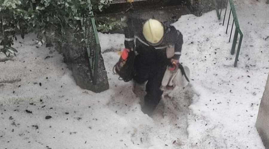 Neverjetni prizori s Hvara: pobelila ga je toča (foto: Crometeo/Facebook)