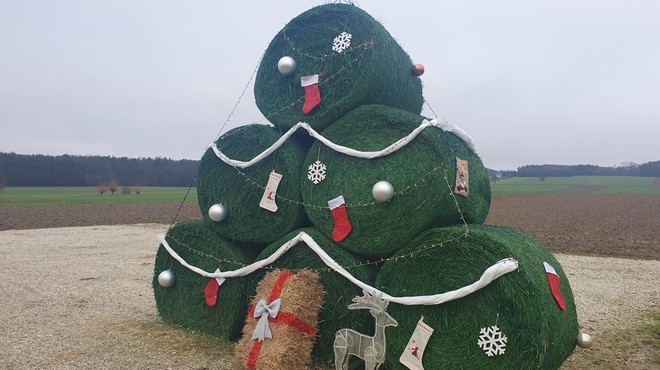 Človeška domišljija ne pozna meja: takšno božično drevo so postavili na vzhodu Slovenije (foto: KTD Zvon KS Pordašinci/Facebook)