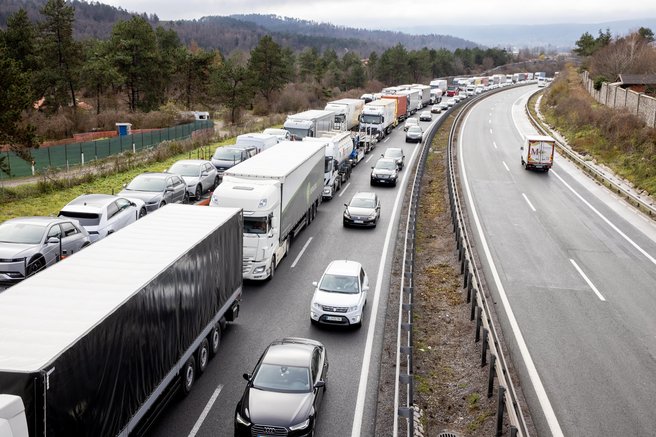 Pozor, če se odpravljate na pot: na tem delu države boste stali v koloni, dolgi kar 1,5 kilometra