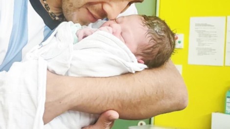 Znan slovenski pevec postal očka, žari od sreče