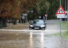Dež ne pojenja, Arso izdal opozorilo pred nevarnostjo poplav