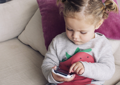 Terapevt za zdravljenje odvisnosti o tem, da se nanj obračajo starši enoletnih otrok, ki brez telefona več ne morejo niti pojesti obroka