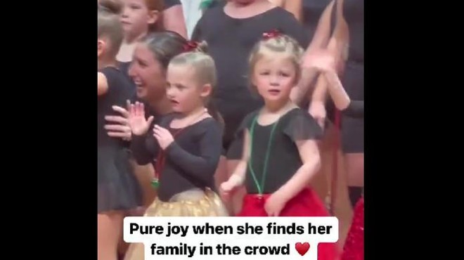 Kako je 3-letna Emmy na prvem recitalu s svojo čustveno reakcijo očarala splet (in svet) (foto: Printskrint/Twitter/TikTok)