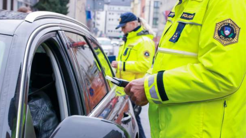 Policija ustavila pijanega voznika, ki je pod vplivom alkohola prevažal potnike na linijskem prevozu