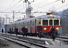 Grozljivka v Ljubljani: voznica zapeljala na tire, nato vanjo trčil potniški vlak