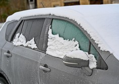 Zato je treba očistiti avto: odpadli sneg povzročil prometno nesrečo