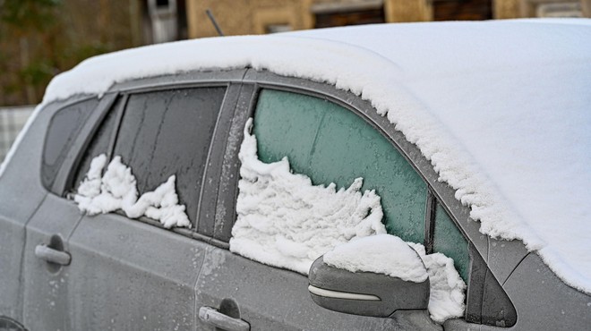 Zato je treba očistiti avto: odpadli sneg povzročil prometno nesrečo (foto: Profimedia)