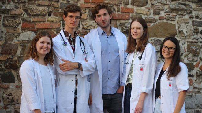 Pogumni mladi slovenski zdravniki bodo zdravstveno oskrbo nudili v Afriki (foto: Facebook/Odprava Kenija 2023)