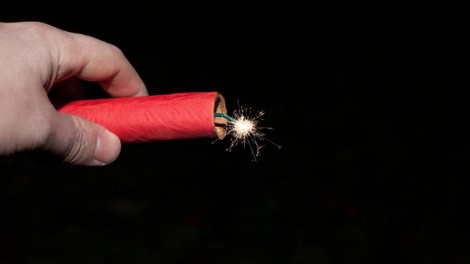 Grozljivka v Logatcu: mlajši osebi v rokah eksplodiralo pirotehnično sredstvo (znane podrobnosti)