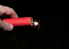 Grozljivka v Logatcu: mlajši osebi v rokah eksplodiralo pirotehnično sredstvo (znane podrobnosti)