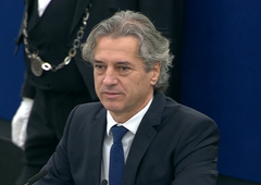 Odstop Bobnarjeve razdvojil vlado? Golob nepričakovano skop z besedami