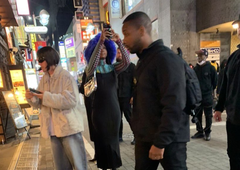 Eden najbolj slavnih pevcev na svetu se je pred oboževalci skril pod žensko lasuljo