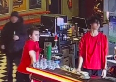 Ga prepoznate? Predrzni tat sredi priljubljenega ljubljanskega lokala natakarju ukradel polno denarnico (VIDEO)