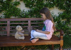 Ima otrok nevidnega imaginarnega prijatelja, s katerim se vsak dan igra? Brez skrbi, to je normalno!