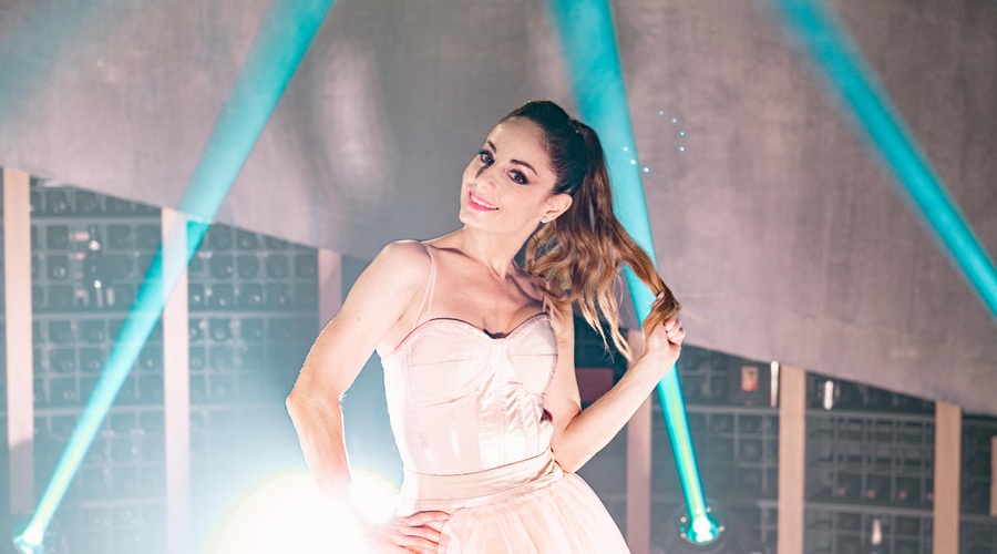 Ana Klašnja v takšnih kopalkah sredi zime dviguje temperature (foto: Sven Martič)