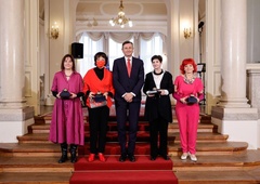 FOTO: Borut Pahor vročil priznanje jabolko navdiha, kdo so prejemniki