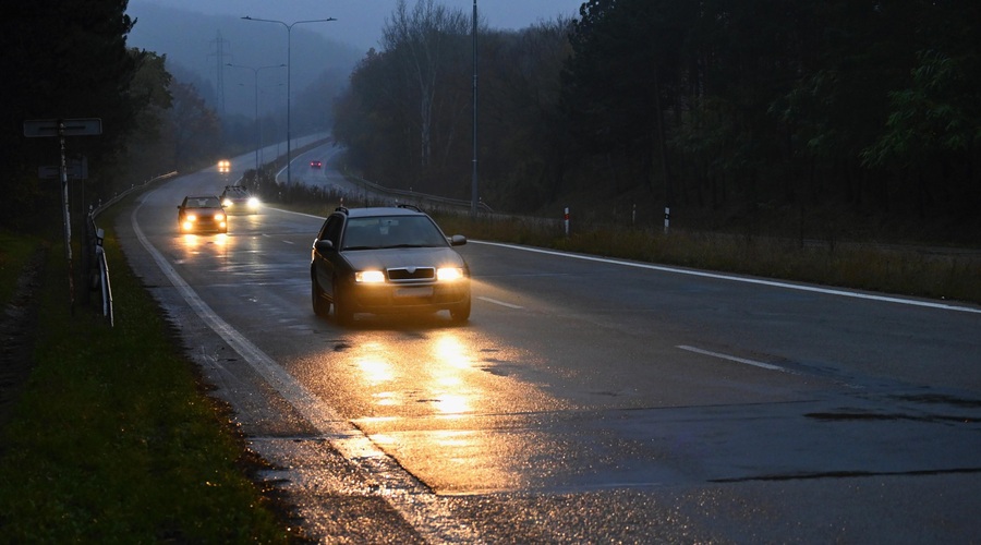 Opozorilo: bodite še posebej previdni, razmere na cesti bodo nevarne (foto: Profimedia)
