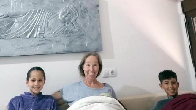 Mati z 10- in 12-letnikom spi v isti postelji: "To je popolnoma naravno, ne bom nehala" (foto: Daily Mail)