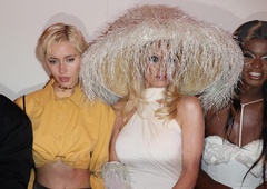 Pod slamnatim klobukom: slavna igralka je pritegnila pozornost z nenavadnim stajlingom