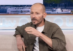 Na smrt bolan televizijski voditelj trdi, da so ga odpustili zaradi bolezni