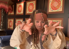VIDEO: Johnny Depp na željo neozdravljivo bolnega dečka znova v vlogi kapitana Jacka Sparrowa