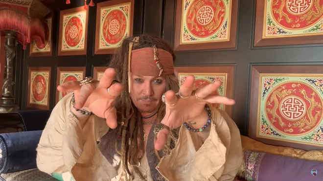 VIDEO: Johnny Depp na željo neozdravljivo bolnega dečka znova v vlogi kapitana Jacka Sparrowa (foto: YouTube/Kraken The Box/posnetek zaslona)