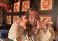 VIDEO: Johnny Depp na željo neozdravljivo bolnega dečka znova v vlogi kapitana Jacka Sparrowa