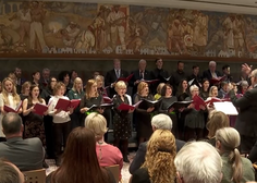 Ste vedeli, da v državnem zboru deluje pevski zbor? Poslušajte, kako zveni, ko zapojejo poslanci (VIDEO)