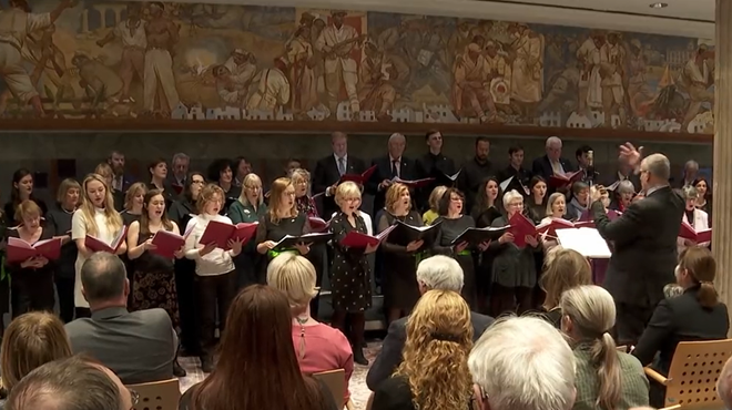 Ste vedeli, da v državnem zboru deluje pevski zbor? Poslušajte, kako zveni, ko zapojejo poslanci (VIDEO) (foto: Twitter/N1/posnetek zaslona)