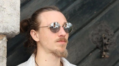 Okradel znanega slovenskega pevca, potem ko mu je ta nudil pomoč