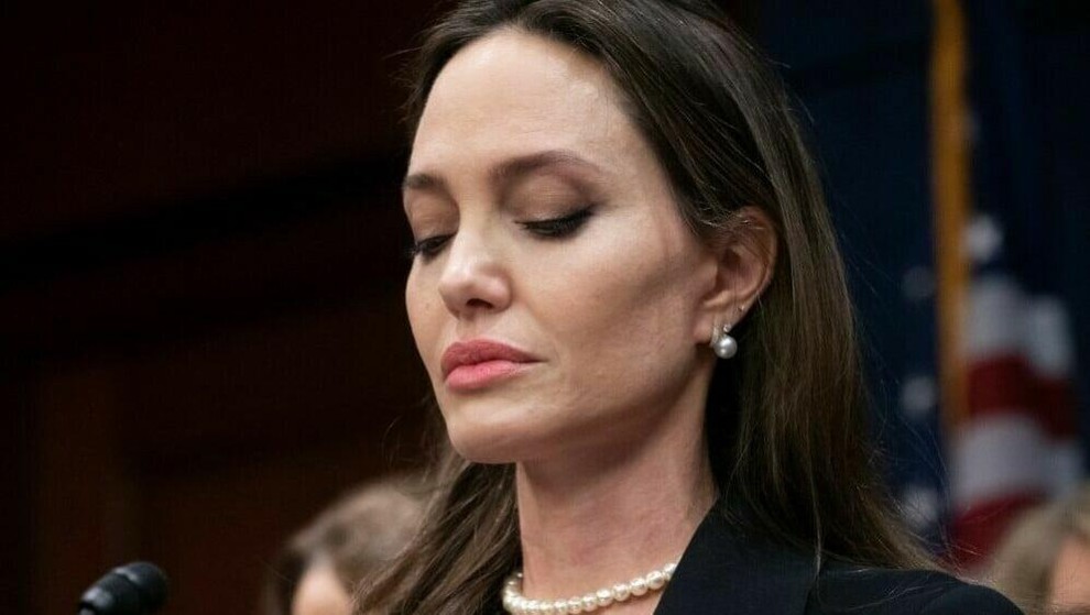 Angelina Jolie Jon Voight se je ločil od mame Jolijeve, ko je bila še mlada in tako se med odraščanjem …