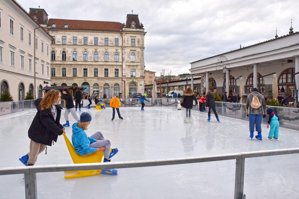 V Ljubljani tudi letos vabijo na "Ledeno pravljico", do kdaj bo trajala? (foto: Žiga Živulović jr./Bobo)