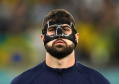 Zakaj hrvaški nogometaš na obrazu nosi skrivnostno masko?