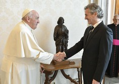 Papeža Frančiška je na njegov rojstni dan obiskal Robert Golob: poglejte, kaj mu je podaril
