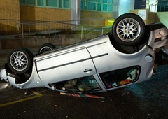 Zapeljal z vozišča in se prevrnil na streho, ob sebi je imel sopotnika