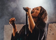 Slovenska pevka med koncertom oboževalcem razkrila, da je noseča