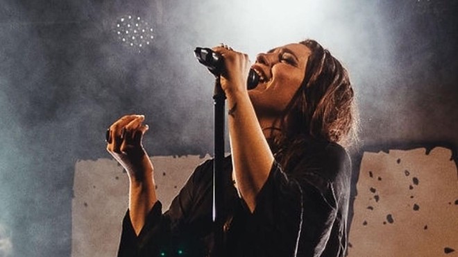 Slovenska pevka med koncertom oboževalcem razkrila, da je noseča (foto: Instagram/Evabeus)