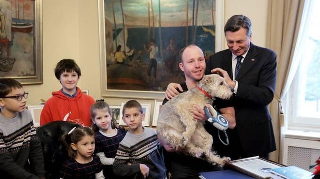 Kdo je ena izmed redkih psičk, ki je pred dnevi lahko vstopila v našo predsedniško palačo? (foto: Daniel Novakovič/STA (objavljeno na: predsednik.si))
