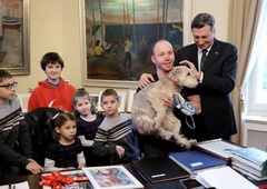 Kdo je ena izmed redkih psičk, ki je pred dnevi lahko vstopila v našo predsedniško palačo?