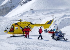 5-letna deklica je z višine osem metrov padla s sedežnice, odpeljal jo je reševalni helikopter