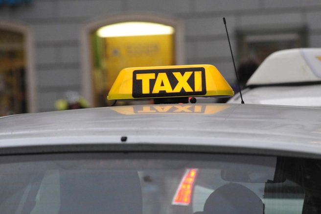 Taksisti imajo dovolj: Uberju očitajo kršitve zakonodaje, kritizirajo tudi pristojne institucije