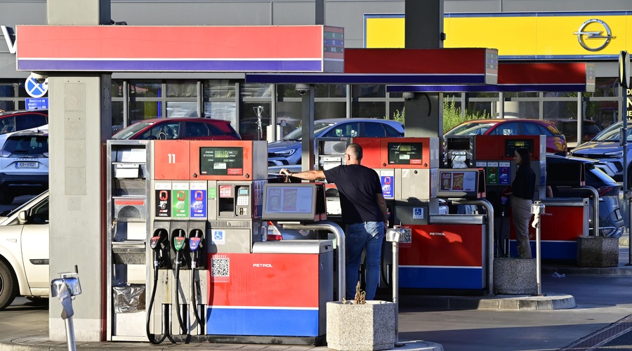 Pocenitev goriva in kurilnega olja: koliko bomo prihranili ob novih cenah? (foto: Žiga Živulovič jr./Bobo)