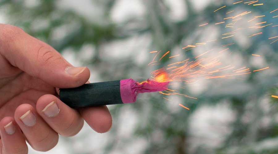 Mladoletniku v rokah eksplodirala nedovoljena petarda (foto: Profimedia)