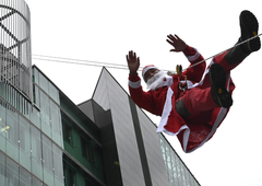 VIDEO: Letos je otroke presenetil več kot le eden Božiček: ste jih videli?