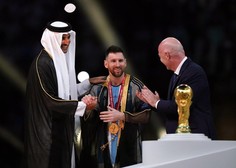 V kaj je katarski vladar oblekel Lionela Messija? Eni govorijo o veliki časti, drugi o nedopustni sramoti