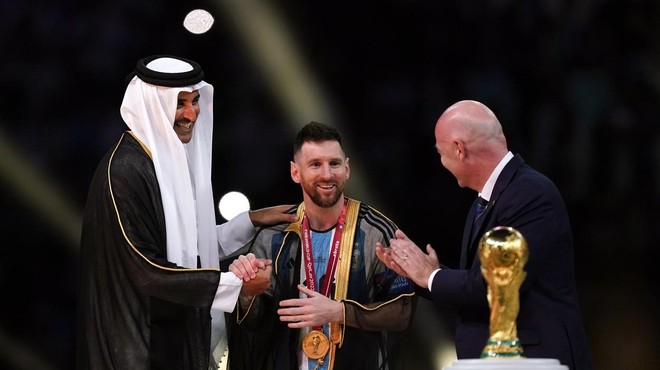 V kaj je katarski vladar oblekel Lionela Messija? Eni govorijo o veliki časti, drugi o nedopustni sramoti (foto: Profimedia)