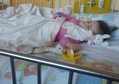 4-letna Eva se bori s težko boleznijo: z vašo pomočjo lahko končno shodi